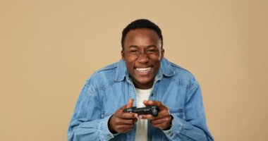 Video oyunu oynayan adam