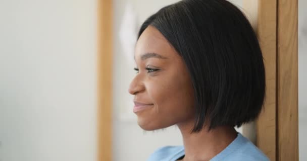 Mujer afroamericana sonriendo con aparatos ortopédicos — Vídeos de Stock