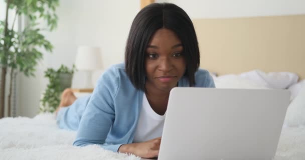 Yatakta dizüstü bilgisayar kullanan kadın. — Stok video