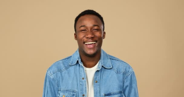 Cheerful man laughing over beige background — Stock Video