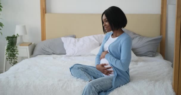 Femme enceinte caressant son ventre à la maison — Video