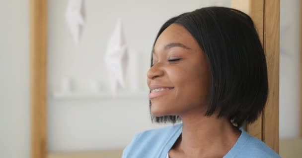 Mulher bonita com aparelho nos dentes — Vídeo de Stock