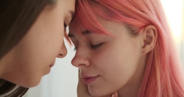 Romántica pareja lesbiana cara a cara — Vídeos de Stock