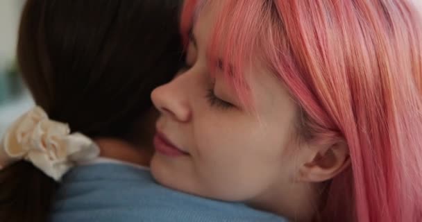 Älskade kvinnliga homosexuella par som omfamnar — Stockvideo