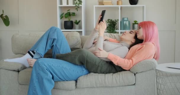 Amar casal gay feminino usando telefone celular em casa — Vídeo de Stock
