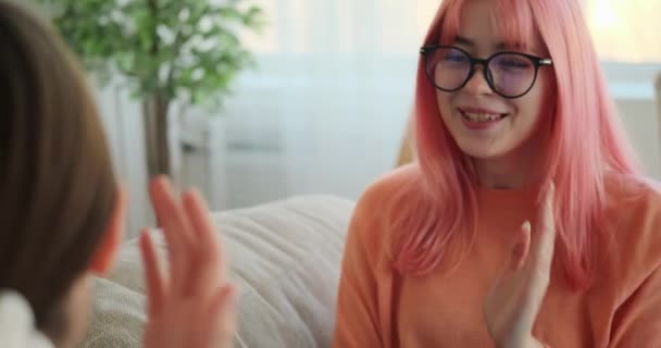 Homosexuell kvinna pratar med sin flickvän — Stockvideo