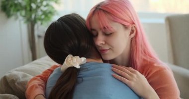 Sevgi dolu eşcinsel çift evde kucaklaşıyor.