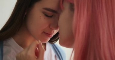 Eşcinsel kadın kız arkadaşını okşuyor.