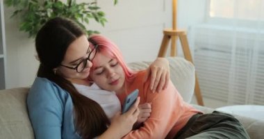 Lezbiyen çift evde selfie çekiyor.