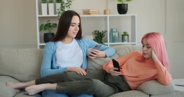 Mujer gay pareja riendo usando móvil en casa — Vídeos de Stock