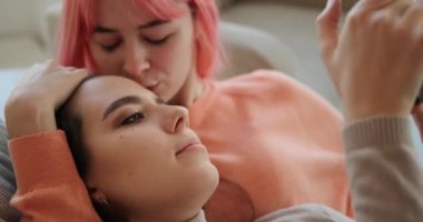 Evde cep telefonu kullanan sevecen eşcinsel çift.