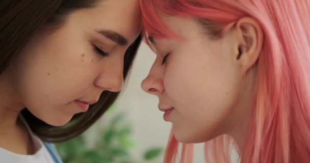 Cariñosa pareja lesbiana tocando la frente con ternura — Vídeo de stock