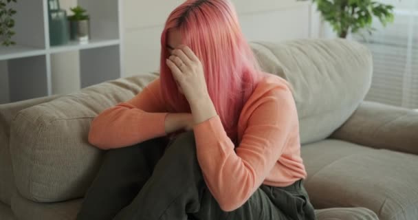 Traurige Frau in Gedanken zu Hause — Stockvideo