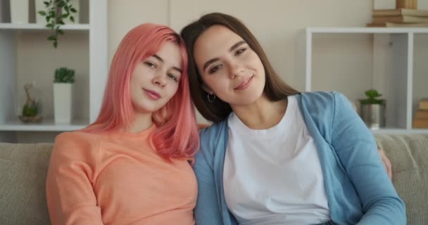 Lesbianas pareja haciendo el amor signo con las manos — Vídeos de Stock