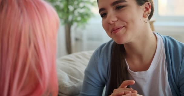 Amar casal gay feminino falando em casa — Vídeo de Stock