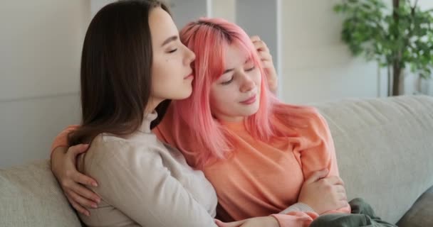 Романтична лесбійська пара розслабляється на дивані вдома — стокове відео