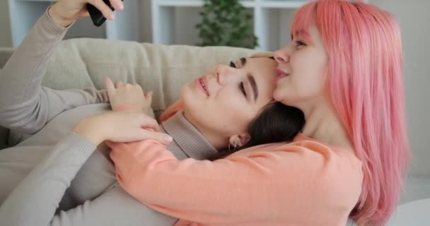 Femmina gay coppia utilizzando cellulare a casa — Video Stock