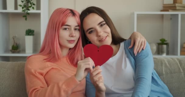 Лесбиянки обнимаются и держат форму сердца — стоковое видео