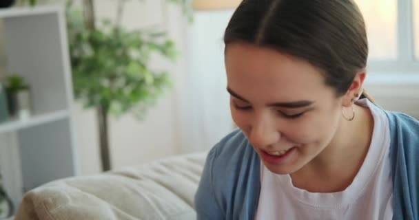 Schwule Frau schlägt ihre Freundin vor — Stockvideo