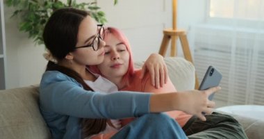 Lezbiyen çift evde selfie çekiyor.