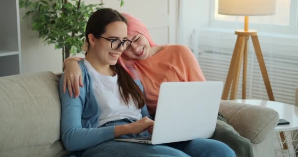 Coppia lesbica ridendo e utilizzando il computer portatile a casa — Video Stock