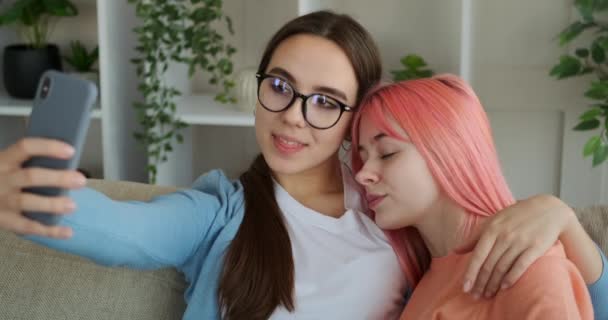 Couple lesbien posant pour selfie — Video