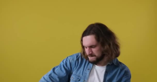 पिवळा पार्श्वभूमीवर हेअरब्रश गाणे असलेला माणूस — स्टॉक व्हिडिओ