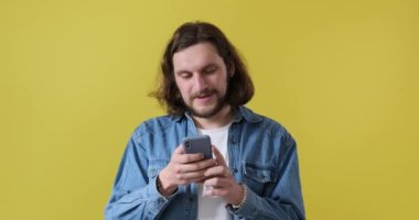 Mutlu adam çevrimiçi başarıyı cep telefonu kullanarak kutluyor 