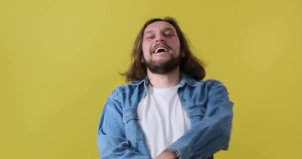Man dansend over gele achtergrond — Stockvideo