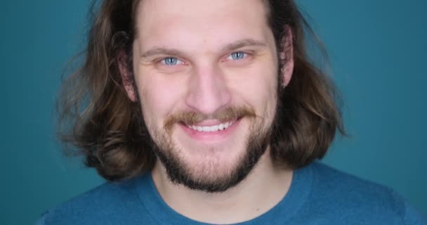 Portret van een gelukkige man over een blauwe achtergrond — Stockvideo