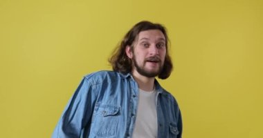 Mavi arkaplan üzerinde vlogging yapan adam