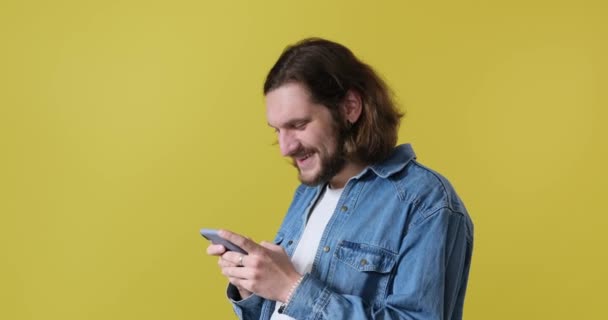Hombre feliz usando el teléfono móvil — Vídeos de Stock