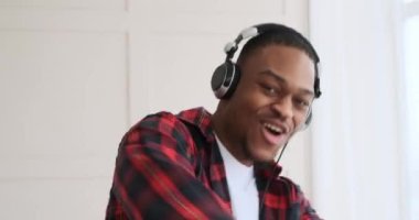 Mutlu adam kulaklıkla müzik dinlerken şarkı söylüyor.