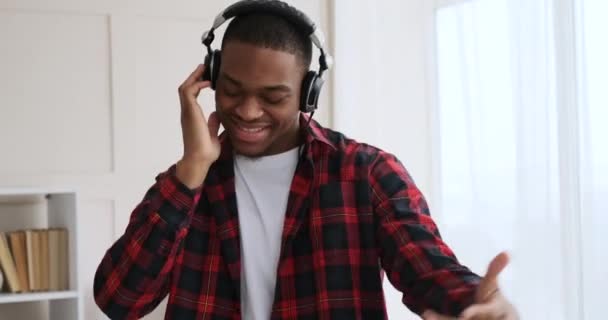 快乐的男人一边唱歌一边用耳机听音乐 — 图库视频影像