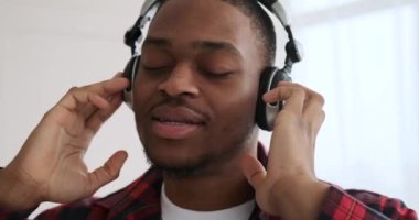 Adam kulaklıkla müzik dinlerken şarkı söylüyor