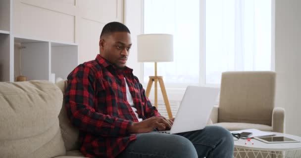 家でノートパソコンを使う男 — ストック動画