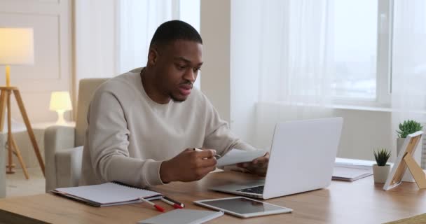 Videoconferenza uomo con laptop — Video Stock