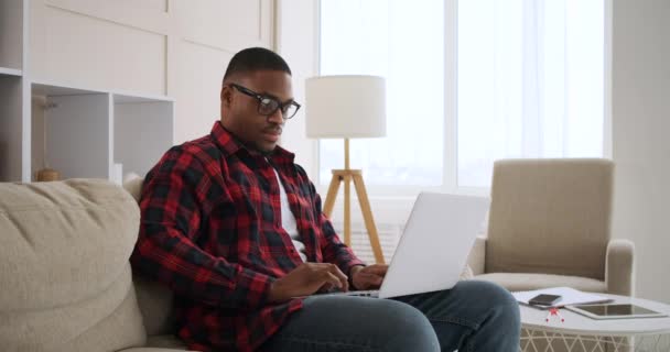 Homem usando laptop em casa — Vídeo de Stock