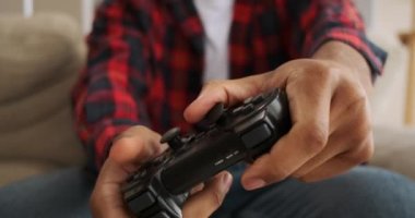 Evde video oyunu oynayan adam