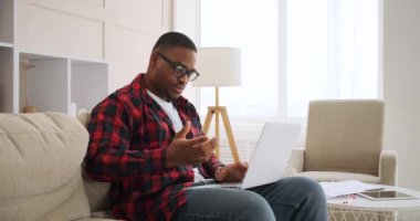 Evde bilgisayarın tuşlarına basan sinirli adam.