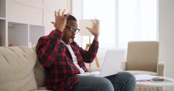 Człowiek świętuje sukces online za pomocą laptopa — Wideo stockowe