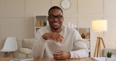 Videodaki adam konuşuyor.