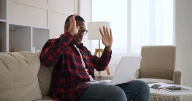 Video konferansı için dizüstü bilgisayar kullanan adam