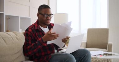 Adam kayıp belgeyi kurarken rahatlamış hissediyor