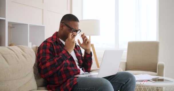 Homem recebendo más notícias no laptop — Vídeo de Stock