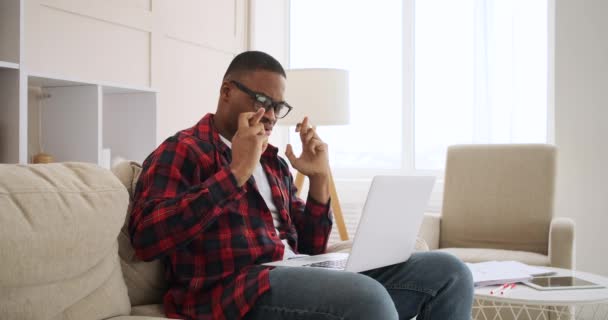 Ο άνθρωπος γιορτάζει την online επιτυχία χρησιμοποιώντας φορητό υπολογιστή — Αρχείο Βίντεο