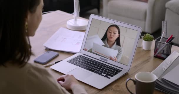 Видеочат деловых женщин с использованием ноутбука в офисе — стоковое видео