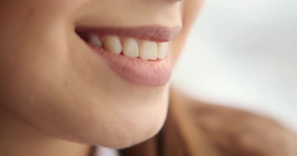 Cerrar boca de mujer sonriendo — Vídeos de Stock