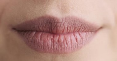 Öpüşen ve gülümseyen bir kadının ağzını kapat.