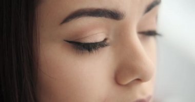 Üzgün kadının yüzünü kapat.